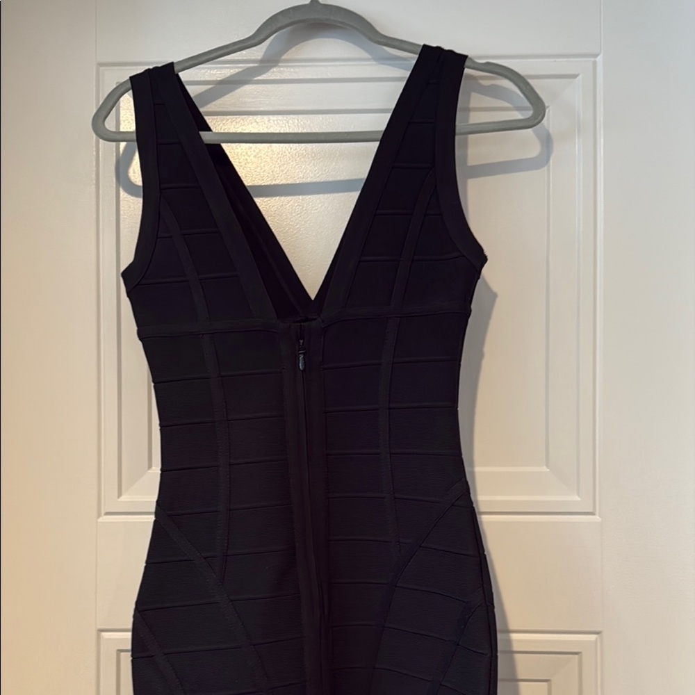 Elegant Black Sleeveless Dress - Picture 3 of 3